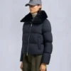 Belle Dune Kurze Daunenjacke mit Lammfellbesatz Belle Dune Kurze Daunenjacke mit Lammfellbesatz