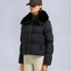 Belle Dune Kurze Daunenjacke mit Lammfellbesatz Belle Dune Kurze Daunenjacke mit Lammfellbesatz