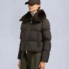 Belle Dune Kurze Daunenjacke mit Lammfellbesatz Belle Dune Kurze Daunenjacke mit Lammfellbesatz